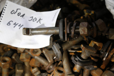 bolt-zakladnoj-m22h175-v-sbore-1